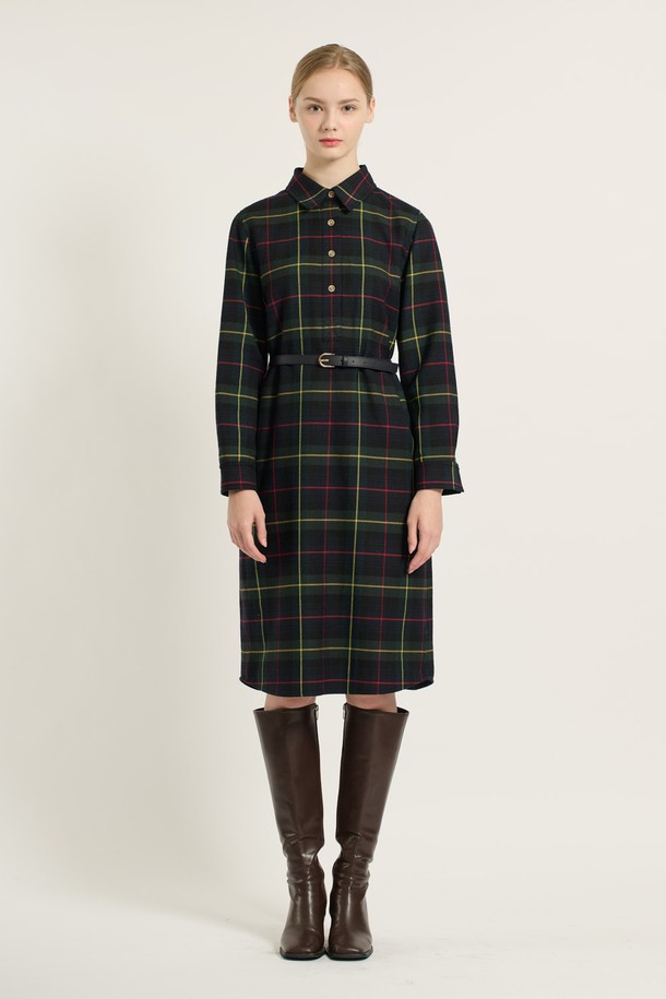세련된 H라인 실루엣의 [25WT] H라인 체크 원피스 - DARK GREEN (다크 그린)입니다. 부드러운 촉감과 편안한 착용감을 선사하며, 가을과 겨울 시즌에 어울리는 두께감으로 제작되었습니다. 카라넥 디자인과 긴 소매, 그리고 허리 벨트 디테일이 클래식하고 우아한 분위기를 더합니다. 체크 패턴과 다크 그린 컬러의 조화가 세련된 무드를 연출하며, 오피스룩, 하객룩, 모임룩 등 다양한 TPO에 활용 가능합니다. 안감이 있어 더욱 안정적인 착용감을 제공합니다.
