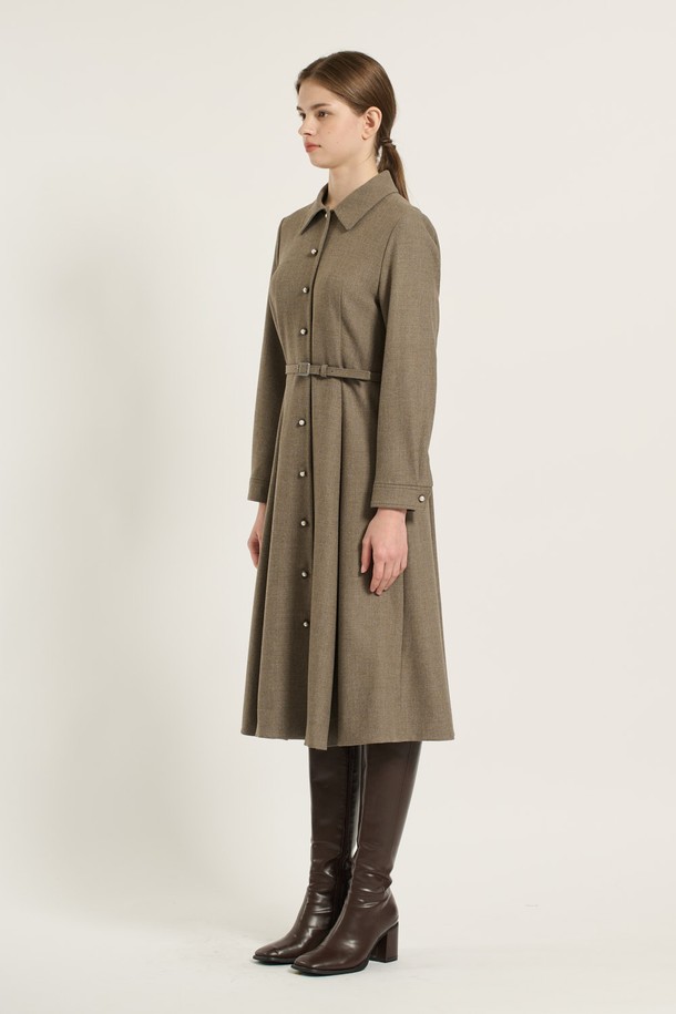 세련된 무드의 [25WT] 벨티드 플레어 원피스 - M BROWN B5D9O61079입니다. M BROWN 컬러의 이 원피스는 가을, 겨울 시즌에 어울리는 긴소매 디자인으로, 클래식하고 모던한 스타일을 연출합니다. 허리 벨트 세트와 앞 단추 디테일이 특징이며, 플레어 A라인 치마핏으로 여성스러운 실루엣을 강조합니다. 오피스룩, 하객룩, 데이트룩 등 다양한 TPO에 활용 가능하며, 슬림핏과 레귤러핏으로 핏을 선택할 수 있습니다. 카라넥 디자인의 롱 원피스로 시크하고 미니멀한 스타일을 완성해보세요.
