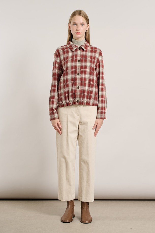 [25WT] 체크 윈터 셔츠 - DARK RED A5W9B40425는 여성용 셔츠/블라우스로, 겨울 시즌에 어울리는 두꺼운 두께감의 긴소매 셔츠입니다. 다크 레드의 체크 패턴이 돋보이며, 부드러운 촉감의 면 소재로 제작되었습니다. 차이나칼라와 버튼 여밈 방식으로 캐주얼, 베이직, 클래식, 미니멀 스타일을 연출할 수 있습니다. 일상 및 출근룩에 활용하기 좋은 윈터 시리즈 제품입니다.
