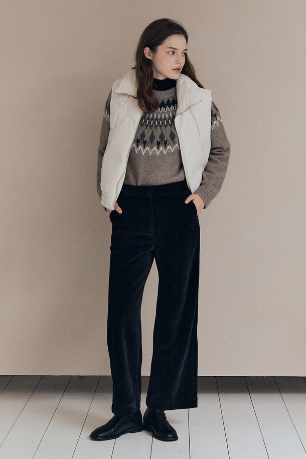 [25WT] 밴드넥 볼륨 베스트 - CREAM A5W9F50214는 여성스러운 실루엣을 연출하는 크림 컬러의 베스트입니다. 밴드넥 디자인과 레귤러 핏으로 제작되었으며, 캐주얼, 클래식, 미니멀 스타일을 모두 소화할 수 있습니다. 가을, 겨울 시즌에 적합하며, 두꺼운 두께감과 부드러운 촉감의 폴리에스테르 소재로 제작되어 포근함을 선사합니다. 볼륨감 있는 디자인과 패딩 안감으로 보온성을 높였으며, 출근룩으로도 활용 가능합니다. 무지 패턴으로 어떤 옷에도 쉽게 매치할 수 있는 활용도 높은 아이템입니다.
