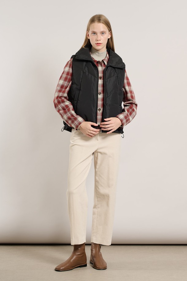 [25WT] 밴드넥 볼륨 베스트 - BLACK A5W9F50299는 여성용 베스트로, 가을과 겨울에 따뜻하게 착용할 수 있습니다. 밴드넥 디자인과 오버핏으로 캐주얼하고 스포티한 스타일을 연출하며, 볼륨감 있는 퀼팅 디테일이 특징입니다. 부드러운 촉감의 폴리에스테르 소재에 두꺼운 안감(패딩)으로 보온성을 높였습니다. 무지 디자인의 블랙 컬러로 다양한 룩에 매치하기 용이하며, 일상복으로 활용하기 좋습니다.
