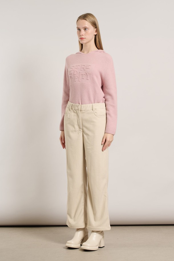 [25WT] 밴딩 코듀로이 팬츠 - 라이트 베이지 A5W9G39471는 부드러운 촉감의 코듀로이 소재로 제작된 여성용 와이드 핏 팬츠입니다. 가을과 겨울에 따뜻하게 착용할 수 있으며, 밴딩 디자인으로 편안한 착용감을 제공합니다. 라이트 베이지 컬러의 무지 디자인으로 베이직하고 캐주얼한 스타일을 연출할 수 있습니다. 넉넉한 루즈핏과 긴 기장으로 다양한 상의와 매치하기 용이합니다. 캐주얼, 클래식, 미니멀 스타일을 즐겨 입는 여성분들께 추천합니다.
