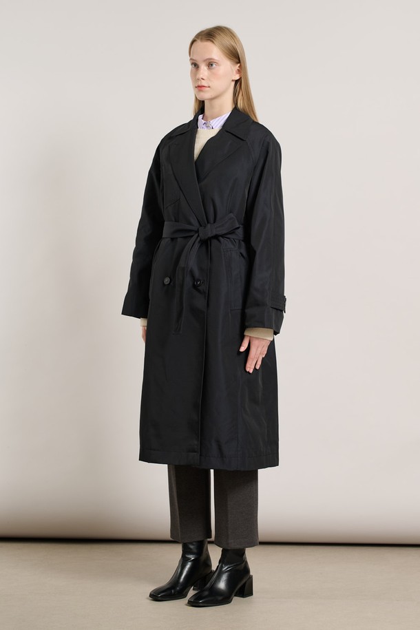 [25WT] 퀼팅 내피 탈부착형 트렌치 - DARK NAVY A5W9N70156는 여성용 아우터 트렌치코트입니다. 다크 네이비 색상의 레귤러핏으로, 봄, 가을에 착용하기 좋습니다. 무지 디자인에 더블 버튼 여밈 방식을 적용하여 클래식하고 베이직한 스타일을 연출합니다. 특히, 퀼팅 내피가 탈부착 가능하여 보온성을 조절할 수 있습니다. 출근룩, 오피스룩, 모임룩 등 다양한 TPO에 미니멀하고 시크한 스타일을 더해보세요.
