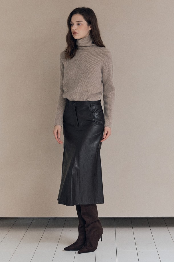 [25WT] 페이크 레더 롱 스커트 - DARK BROWN A5W9S20575는 여성용 롱 스커트입니다. 다크 브라운 색상의 인조 가죽 소재로 제작되어 가을, 겨울에 착용하기 좋습니다. A라인의 레귤러핏으로 모던하고 미니멀한 스타일을 연출하며, 뻣뻣한 촉감과 두꺼운 두께감이 특징입니다. 데이트룩, 모임룩, 미니멀, 클래식, 시크 스타일을 즐겨 입는 분들께 추천합니다. 무지 디자인으로 다양한 상의와 매치하기 용이합니다.
