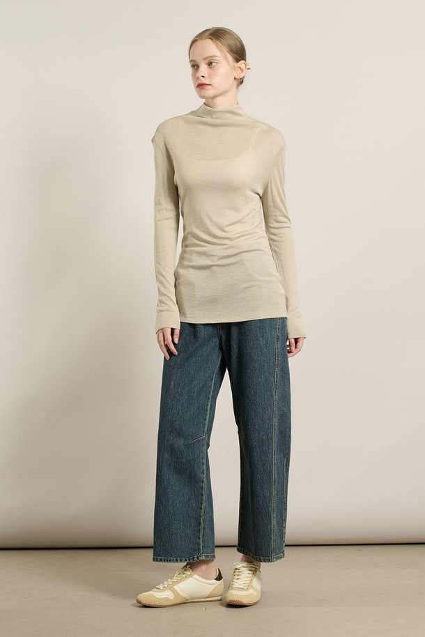 "[25WT] 울 소프트 폴라 티셔츠 - LIGHT BEIGE A5W9X40171"는 부드러운 촉감의 울 소재로 제작되어 가을, 겨울철 따뜻하게 착용하기 좋은 여성 폴라 티셔츠입니다. 라이트 베이지 컬러의 무지 디자인으로, 베이직한 스타일을 선호하는 분들께 추천드립니다. 레귤러핏과 레귤러 기장으로 편안한 착용감을 선사하며, 출근룩, 모임룩 등 다양한 TPO에 활용할 수 있습니다. 클래식, 미니멀, 캐주얼 등 어떤 스타일에도 잘 어울려 활용도가 높은 아이템입니다. 부드러운 소프트 터치로 피부에 닿는 감촉이 좋습니다.
