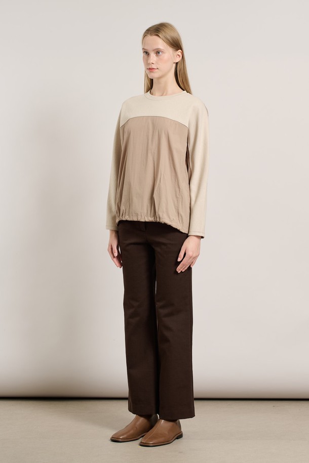 [25WT] 배색 져지 블라우스 - LIGHT BEIGE A5W9X40371는 여성스러운 스타일을 연출하는 블라우스입니다. 라이트 베이지와 브라운 컬러의 배색 디자인이 돋보이며, 얇고 부드러운 져지 소재로 제작되어 편안한 착용감을 선사합니다. 라운드넥과 7부 소매 기장, 레귤러핏 디자인으로 어떤 하의와도 잘 어울려 출근룩 또는 모임룩으로 활용하기 좋습니다. 미니멀하고 베이직한 스타일로, 봄, 가을 시즌에 제격입니다.
