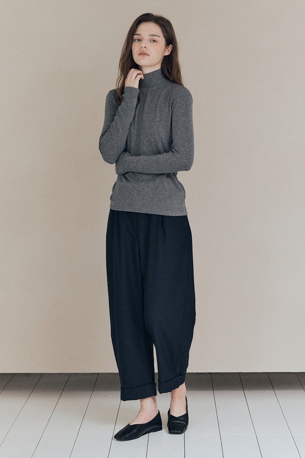 [25WT] 베이직 져지 풀오버는 여성용 풀오버로, 가을과 겨울에 따뜻하게 입을 수 있는 두꺼운 져지 소재의 제품입니다. 라이트 그레이 색상의 무지 디자인에 레귤러핏과 터틀넥이 적용되어 베이직하면서도 세련된 스타일을 연출합니다. 긴 소매 기장과 부드러운 촉감으로 편안한 착용감을 선사하며, 데일리 아이템으로 활용하기 좋습니다. 클래식, 미니멀, 캐주얼 등 다양한 스타일과 매치하여 폭넓게 활용할 수 있습니다.
