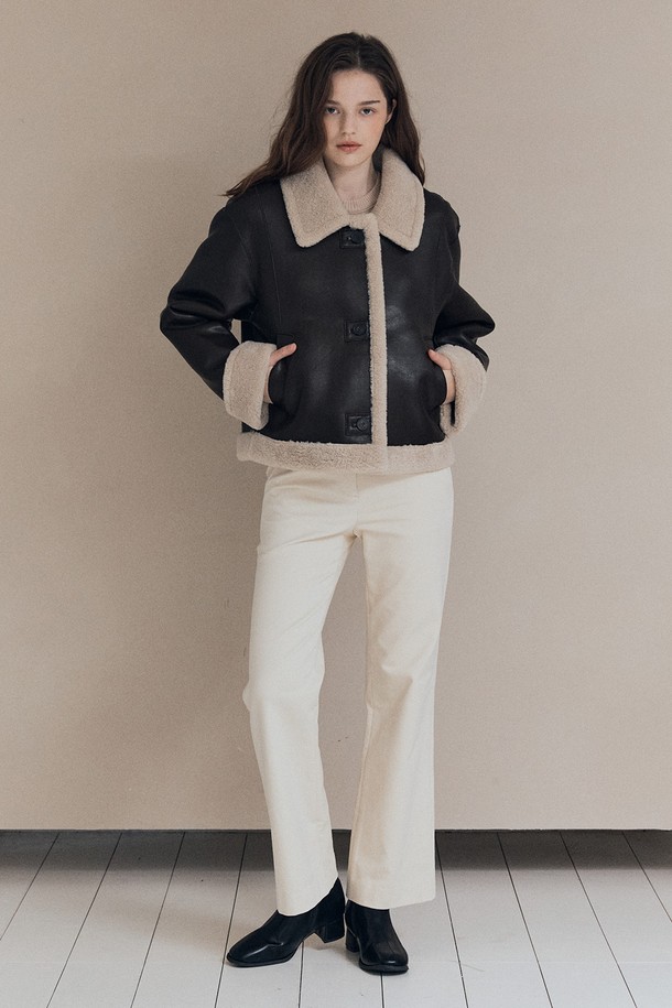 [25WT] 모노윈터 페이크레더 무스탕 - DARK BROWN A5WAF81175는 여성용 아우터 무스탕입니다. 다크 브라운 컬러의 무지 디자인으로, 겨울철 캐주얼 및 베이직 스타일 연출에 적합합니다. 두꺼운 두께감의 인조가죽 소재로 제작되어 부드러운 촉감을 제공하며, 긴 소매와 버클 여밈 방식으로 디자인되었습니다. 레귤러핏과 페이크 레더, 퍼 트리밍 디테일이 특징이며, 일상복으로 활용하기 좋습니다.
