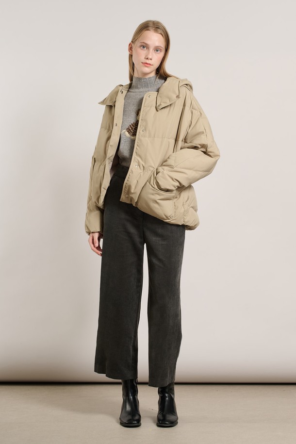 [25WT] 후드 탈착 코쿤다운 - LIGHT BEIGE A5WAF81271는 겨울철 데일리룩에 어울리는 여성용 다운 점퍼입니다. 베이직한 디자인에 무지 패턴으로 미니멀, 클래식, 캐주얼 스타일을 연출하기 좋습니다. 부드러운 촉감의 나일론, 폴리에스터 혼방 소재로 제작되었으며, 넉넉한 루즈핏과 크롭 기장으로 편안하게 착용할 수 있습니다. 후드는 탈착 가능하며, 방풍 기능과 보온성을 갖춰 추운 날씨에도 따뜻하게 입을 수 있습니다. 거위 솜털과 깃털 안감으로 뛰어난 보온성을 제공하며, 지퍼와 스냅으로 여밈이 가능합니다.
