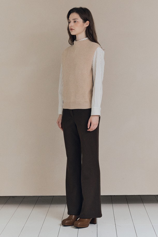 [25WT] 투웨이 글리터리 베스트 - 라이트 베이지 A5WAK51171는 여성용 베스트입니다. 가을과 겨울에 어울리는 두꺼운 두께감의 니트 소재로 제작되었으며, 부드러운 촉감을 선사합니다. 하이넥 디자인과 민소매 스타일로, 베이직한 스타일에 글리터 디테일이 더해져 포인트를 줍니다. 레귤러핏으로 편안하게 착용 가능하며, 크롭 기장으로 다양한 스타일 연출에 활용할 수 있습니다. 미니멀하고 클래식한 스타일을 선호하는 분들께 추천합니다.
