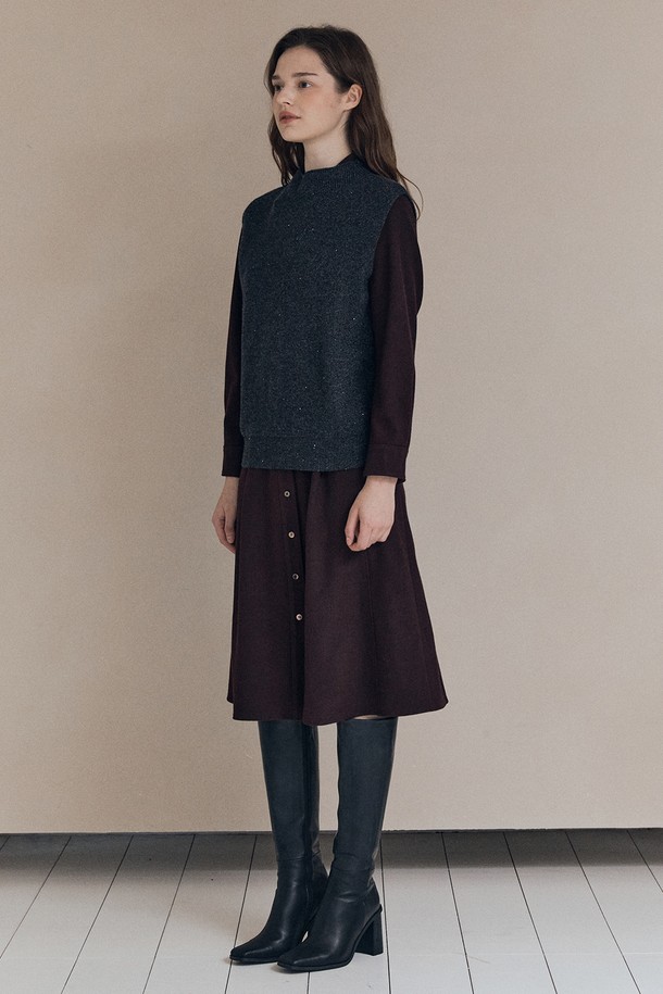 [25WT] 투웨이 글리터리 베스트 - CHARCOAL GRAY A5WAK51198는 차콜 그레이 색상의 여성용 베스트입니다. 울 소재로 제작되어 가을, 겨울에 착용하기 좋으며, 라운드넥에 레귤러핏으로 제작되었습니다. 베이직하면서도 클래식한 스타일을 연출하며, 글리터 패턴과 투웨이 디자인이 특징입니다. 출근룩과 모임룩 모두에 활용 가능하며, 뻣뻣한 촉감과 두꺼운 두께감으로 따뜻함을 더합니다.
