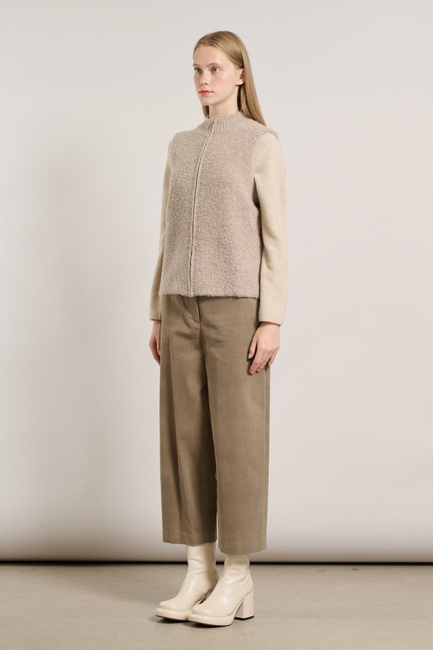 [25WT] 루플리 베스트 - LIGHT BEIGE A5WAK51271은 캐주얼, 미니멀, 클래식 스타일을 아우르는 여성용 베스트입니다. 라이트 베이지 컬러의 무지 디자인으로, 가을과 겨울에 따뜻하게 착용할 수 있습니다. 부드러운 촉감의 양털 또는 플리스 소재로 제작되어 두꺼운 두께감을 자랑하며, 집업 방식으로 간편하게 여밀 수 있습니다. 레귤러핏과 민소매 디자인으로 편안한 착용감을 선사하며, 집콕룩과 산책룩 등 다양한 상황에서 활용하기 좋습니다. 
