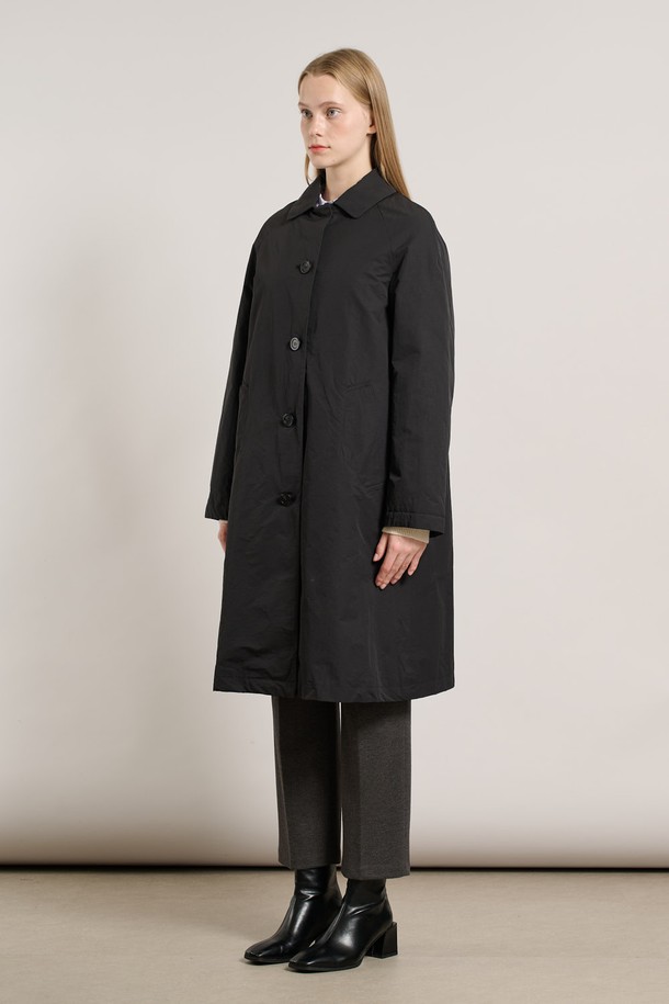 [25WT] 래글런 라이너 트랜치코트 - BLACK A5WAN71199는 여성용 아우터로, 봄/가을 계절에 착용하기 좋은 블랙 컬러의 트렌치코트입니다. 래글런 슬리브 디자인과 탈부착 가능한 라이너가 특징이며, 레귤러핏으로 제작되어 편안한 착용감을 선사합니다. 무지 패턴에 싱글 버튼 여밈 방식으로, 클래식하면서도 베이직한 스타일을 연출하며, 부드러운 폴리에스테르 소재로 제작되어 촉감이 좋습니다. 오피스룩, 출근룩, 모임룩 등 다양한 TPO에 활용 가능하며, 미니멀하고 시크한 스타일을 완성합니다.
