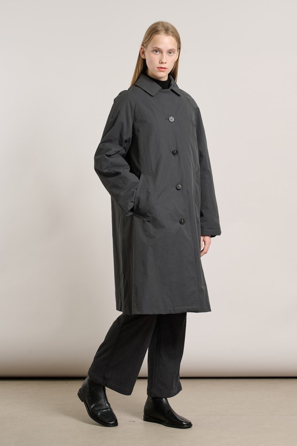 [25WT] 래글런 라이너 트랜치코트 - CHARCOAL GRAY A5WAN71198는 여성용 트렌치코트입니다. 차콜 그레이 색상의 무지 디자인으로, 클래식하고 베이직한 스타일을 연출합니다. 봄, 가을에 적합하며, 래글런 슬리브와 라이너 분리 기능이 특징입니다. 레귤러핏과 싱글버튼 여밈으로, 출근룩, 오피스룩, 모임룩 등 다양한 TPO에 활용 가능합니다. 부드러운 폴리에스테르 소재로 제작되었으며, 레귤러 기장의 긴 소매 트렌치코트입니다.
