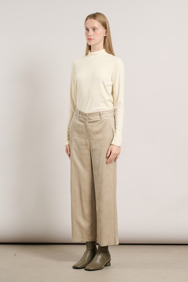 [25WT] 코듀로이 와이드 팬츠는 가을, 겨울 시즌에 어울리는 여성용 코듀로이 와이드 팬츠입니다. 라이트 베이지 컬러의 무지 디자인으로, 베이직하면서도 캐주얼한 스타일을 연출합니다. 루즈핏으로 편안하게 착용 가능하며, 두꺼운 두께감과 부드러운 촉감의 코듀로이 소재가 따뜻한 착용감을 선사합니다. 출근룩이나 모임룩 등 다양한 TPO에 활용 가능하며, 캐주얼, 클래식, 미니멀 스타일 모두 소화할 수 있습니다. 와이드한 실루엣이 특징이며, 밴딩 처리가 없는 디자인입니다.
