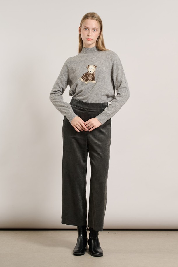 [25WT] 코듀로이 와이드 팬츠 - DARK GRAY A5WAP32217는 여성용 바지로, 가을과 겨울에 착용하기 좋은 두께감 있는 코듀로이 소재의 와이드 핏 팬츠입니다. 짙은 다크 그레이 컬러에 무지 패턴으로 디자인되어 캐주얼, 미니멀, 클래식 스타일을 연출하기 좋습니다. 출근룩으로 활용하기 좋으며, 편안하면서도 세련된 스타일을 완성해 줍니다. 밴딩이 없는 긴 기장의 바지로, 와이드한 핏이 특징입니다.
