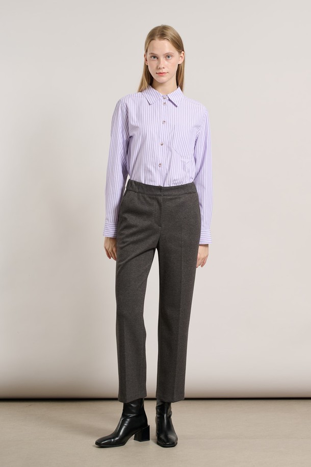 [25WT] 와끼밴딩 일자핏 팬츠 - CHARCOAL GRAY A5WAP38498는 여성 의류로, 베이직한 스타일의 일상복 및 출근룩으로 활용하기 좋은 긴바지입니다. 차콜 그레이 컬러의 무지 디자인으로 미니멀, 클래식, 캐주얼 등 다양한 스타일을 연출할 수 있습니다. 허리 부분 와끼밴딩 디테일로 편안한 착용감을 제공하며, 다리가 길어 보이는 일자핏 디자인이 특징입니다. 사계절 모두 활용 가능한 실용적인 아이템입니다.
