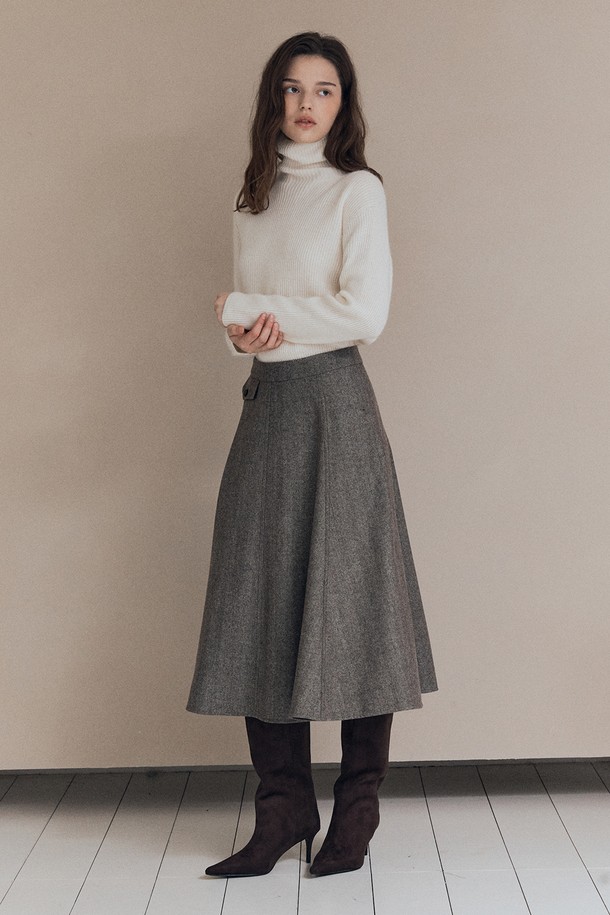 [25WT] 헤링본 플레어 스커트 - BROWN A5WAS21374는 클래식하고 베이직한 스타일의 여성용 플레어 스커트입니다. 브라운 컬러의 울 소재로 제작되어 가을과 겨울에 따뜻하게 착용할 수 있으며, 두꺼운 두께감과 뻣뻣한 촉감이 특징입니다. 헤링본 패턴이 돋보이며, A라인 실루엣의 플레어핏으로 여성스러운 분위기를 연출합니다. 오피스룩, 모임룩, 데이트룩 등 다양한 TPO에 활용 가능하며, 미니멀, 시크 스타일을 선호하는 분들께 추천합니다.
