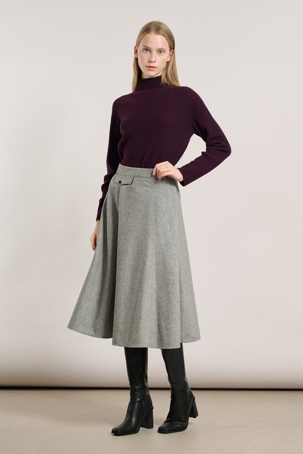 [25WT] 헤링본 플레어 스커트 - BLACK A5WAS21399는 가을, 겨울 시즌에 어울리는 여성용 플레어 스커트입니다. 울 소재로 제작되어 부드러운 촉감과 두꺼운 두께감으로 따뜻하게 착용할 수 있습니다. 클래식하고 베이직한 무드의 블랙 컬러 헤링본 패턴이 특징이며, A라인 실루엣의 플레어핏으로 여성스러운 분위기를 연출합니다. 오피스룩, 출근룩, 모임룩 등 다양한 TPO에 활용 가능하며, 미니멀, 시크 스타일을 선호하는 분들께 추천합니다.
