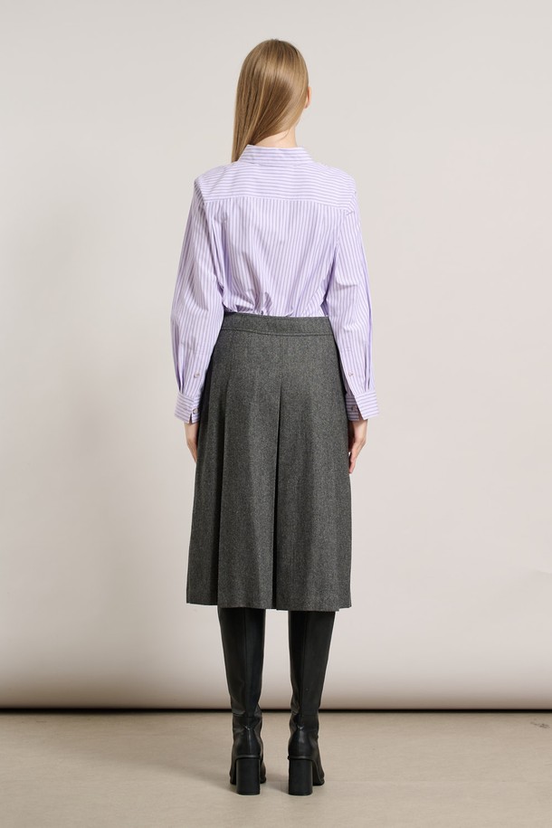 [25WT] 턱 플레어 스커트 - CHARCOAL GRAY (차콜 그레이) A5WAS21498는 여성용 플레어 스커트입니다. 울 소재로 제작되어 가을, 겨울에 따뜻하게 착용할 수 있으며, 두꺼운 두께감과 뻣뻣한 촉감이 특징입니다. 턱 디테일과 A라인 플리츠 디자인이 클래식하고 미니멀한 스타일을 연출합니다. 오피스룩, 출근룩, 모임룩 등 다양한 TPO에 활용 가능하며, 차콜 그레이 색상에 레귤러핏으로 제작되었습니다.
