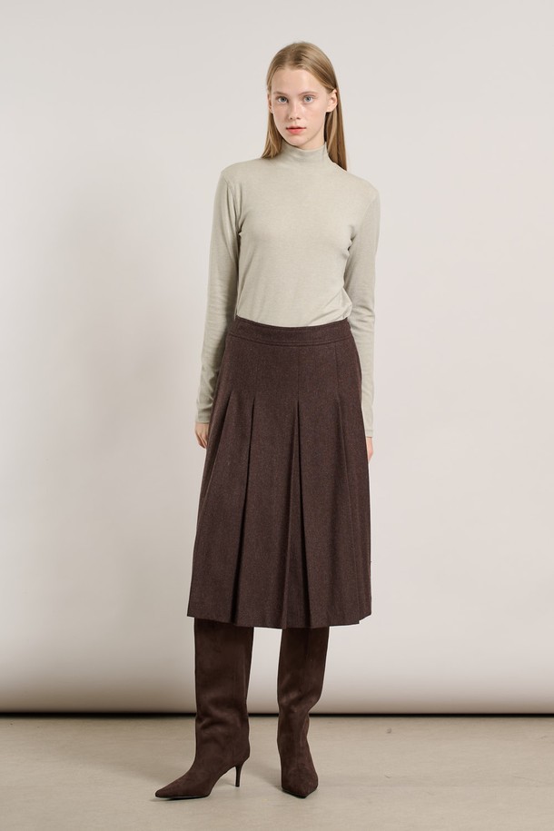 세련된 무드의 턱 플레어 스커트입니다. 다크 브라운 컬러로 가을, 겨울 시즌에 어울리는 차분하고 클래식한 분위기를 연출합니다. 턱 디테일이 더해져 플레어 라인의 여성스러운 실루엣을 더욱 돋보이게 합니다. 출근룩, 오피스룩, 모임룩 등 다양한 TPO에 활용하기 좋으며, 미니멀, 시크 스타일에 매치하여 세련된 스타일을 완성할 수 있습니다. 베이직한 디자인으로 유행을 타지 않고 오래도록 즐겨 입을 수 있는 아이템입니다.
