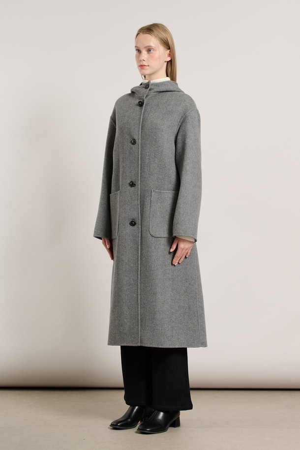 [25WT] 롱 후드 핸드메이드 코트 - MULTI M GRAY A5WBH83297는 여성용 코트로, 가을과 겨울에 착용하기 좋은 오버핏의 롱 기장 핸드메이드 코트입니다. 부드러운 촉감의 울 소재로 제작되었으며, 후드 디자인으로 캐주얼한 느낌을 더했습니다. 베이직하고 미니멀한 스타일로 출근룩, 모임룩, 데이트룩 등 다양한 TPO에 활용 가능합니다. 그레이 컬러의 무지 디자인으로 클래식, 미니멀, 시크한 스타일을 연출하기 좋습니다. 긴 소매와 버튼 여밈 방식으로 따뜻함과 세련됨을 동시에 갖춘 아이템입니다.
