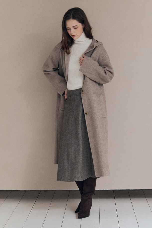 [25WT] 롱후드 핸드메이드코트 - M BEIGE A5WBH83272는 여성 고객을 위한 베이지 색상의 롱 후드 핸드메이드 코트입니다. 가을, 겨울 시즌에 어울리는 두꺼운 울 소재로 제작되어 부드러운 촉감을 선사하며, 루즈핏 디자인으로 편안한 착용감을 제공합니다. 미니멀하고 베이직한 스타일로 출근룩에 활용하기 좋으며, 무지 디자인과 버튼 여밈 방식을 갖추어 깔끔한 실루엣을 연출합니다. 긴 소매 기장의 후드 코트로, 간결하면서도 세련된 분위기를 완성합니다.
