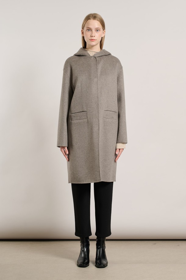 [25WT] 후드 탈부착 핸드메이드 코트 - M BROWN A5WBH83479는 여성 고객을 위한 브라운 컬러의 핸드메이드 코트입니다. 울 소재로 제작되어 가을과 겨울, 두꺼운 두께감으로 따뜻하게 착용할 수 있습니다. 오버핏 디자인에 싱글 버튼 여밈 방식으로, 미니멀하고 클래식한 무드를 연출합니다. 후드가 탈부착 가능하여 다양한 스타일을 소화할 수 있으며, 출근룩, 오피스룩, 모임룩 등 TPO에 맞춰 시크하게 연출하기 좋습니다. 긴 소매 기장의 무지 패턴 코트로, 활용도 높은 데일리 아이템입니다.
