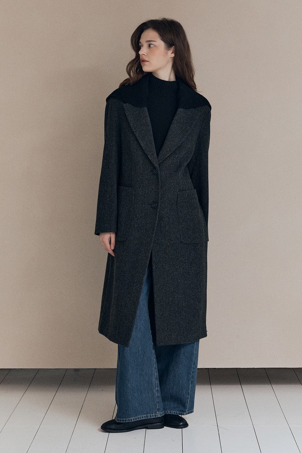 세련된 스타일을 완성하는 [25WT] 세일러 니트 카라 코트 - KHAKI A5WBH84945입니다. 부드러운 촉감의 니트 소재로 제작되어 가을, 겨울 시즌 따뜻하게 착용할 수 있습니다. 롱 기장에 레귤러 핏으로, 클래식하고 베이직한 디자인을 연출하며, 카키 컬러와 무지 패턴이 세련된 분위기를 더합니다. 세일러 코트 타입에 버튼 여밈 방식으로 편안하게 즐길 수 있으며, 출근룩, 모임룩, 데이트룩 등 다양한 TPO에 활용 가능합니다. 미니멀, 시크 스타일을 선호하는 여성에게 추천합니다.
