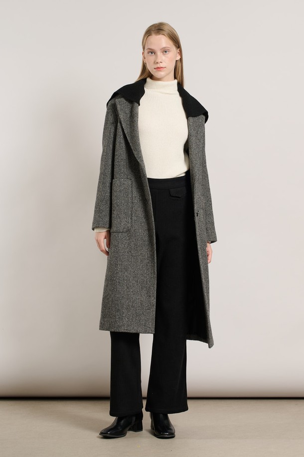 [25WT] 세일러 니트 카라 코트 - BLACK A5WBH84999는 가을, 겨울 시즌 여성의 우아한 스타일을 완성하는 코트입니다. 블랙 컬러의 무지 디자인으로, 출근룩, 오피스룩, 모임룩 등 다양한 TPO에 활용 가능합니다. 울 소재에 두꺼운 두께감으로 따뜻함을 더하며, 세일러 스타일의 니트 카라가 포인트로 클래식하면서도 시크한 분위기를 연출합니다. 레귤러핏의 미디엄 기장으로 편안한 착용감을 선사하며, 싱글 버튼 여밈으로 깔끔하게 마무리됩니다. 베이직하면서도 세련된 디자인으로 두고두고 즐겨 입을 수 있는 아이템입니다.
