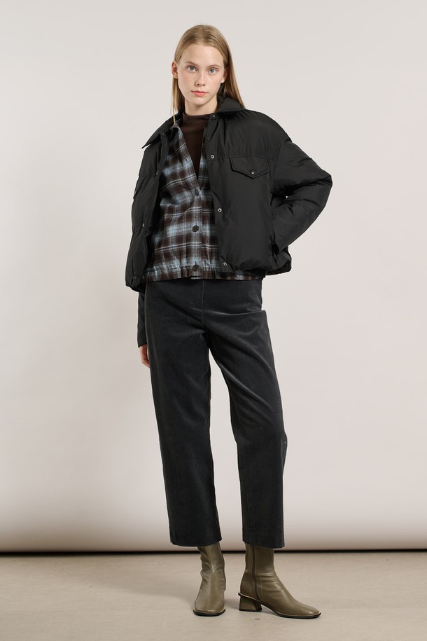 [25WT] 셔츠카라 숏 덕다운 - BLACK A5W9F80399는 여성용으로, 겨울철 일상에서 활용하기 좋은 숏 기장의 블랙 덕다운입니다. 셔츠 카라 디자인과 버튼 여밈 방식으로 캐주얼하면서도 베이직한 스타일을 연출합니다. 겉감은 부드러운 촉감의 나일론 소재로 제작되었으며, 넉넉한 두께감으로 보온성을 높였습니다. 레귤러핏으로 편안하게 착용 가능하며, 긴 소매 기장으로 따뜻함을 더했습니다. 미니멀하고 클래식한 스타일을 선호하는 분들께 추천합니다.
