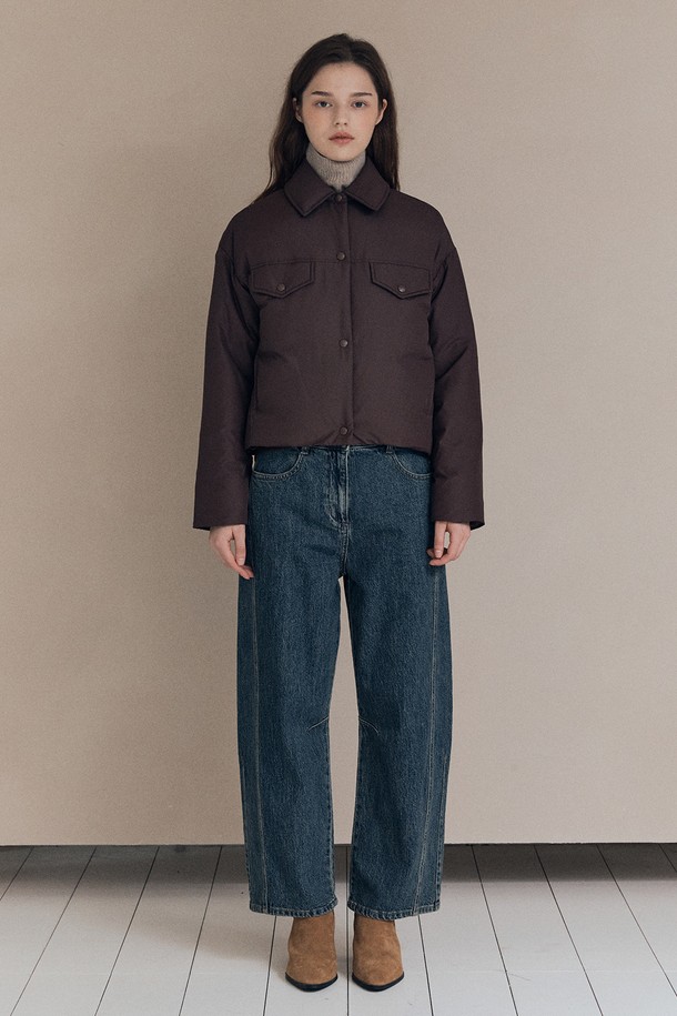 [25WT] 셔츠카라 숏 덕다운 - 다크 브라운 A5W9F80375는 여성용 아우터입니다. 캐주얼 및 베이직 스타일의 숏 기장 숏패딩으로, 셔츠 카라 디자인이 특징입니다. 겨울철 보온성을 제공하며, 오버핏으로 제작되어 편안한 착용감을 선사합니다. 부드러운 촉감의 덕다운 소재와 긴 소매 기장, 다크 브라운 컬러의 무지 디자인으로 미니멀한 스타일을 연출합니다. 집업 방식으로 간편하게 착용할 수 있습니다.
