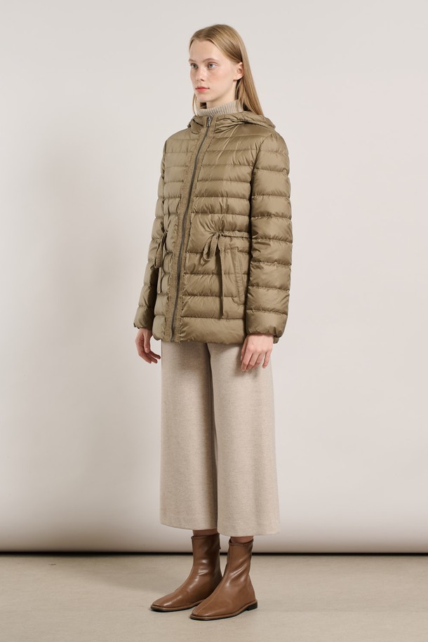 [25WT] 경량 스트링 덕다운 - LIGHT KHAKI A5W9F80781는 가볍고 따뜻한 겨울철 여성 아우터입니다. 라이트 카키 컬러의 무지 디자인으로, 캐주얼 및 베이직 스타일을 연출하기 좋습니다. 부드러운 촉감의 나일론 소재를 사용하여 편안한 착용감을 제공하며, 레귤러핏과 집업 여밈 방식으로 활동성을 높였습니다. 경량 스트링 디테일이 돋보이며, 여행룩이나 산책룩과 같은 일상적인 TPO에 적합합니다. 덕다운 충전재로 보온성을 강화하여 추운 겨울에도 따뜻하게 입을 수 있습니다.
