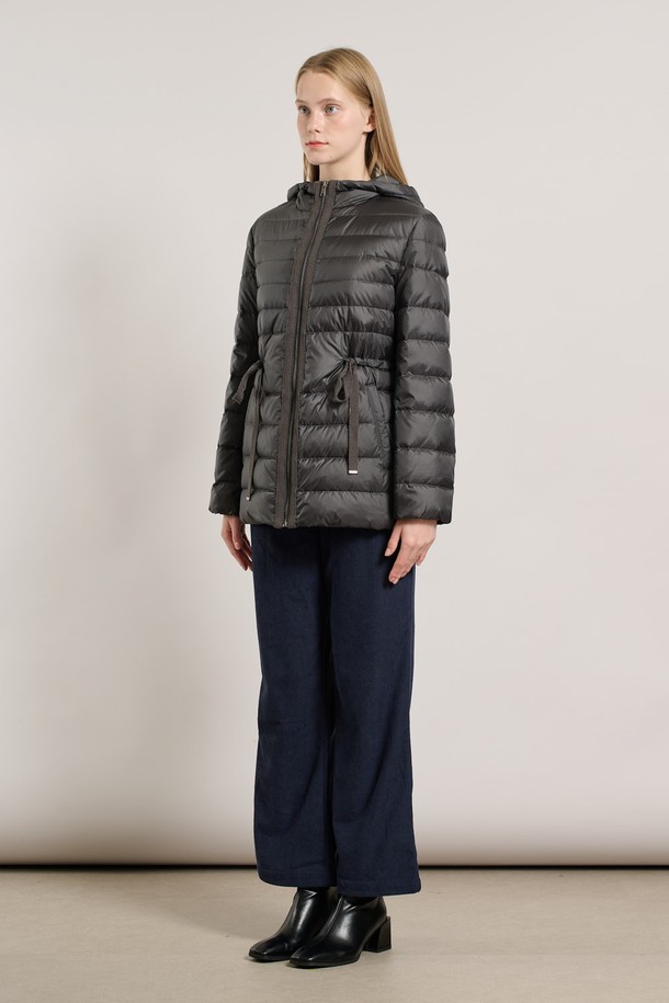 [25WT] 경량 스트링 덕다운 - DARK GRAY(다크 그레이) A5W9F80717는 여성용 아우터로, 겨울철 일상과 출근룩에 적합한 패딩입니다. 캐주얼 및 미니멀 스타일을 추구하는 분들을 위한 무지 디자인의 레귤러핏 크롭 기장 제품입니다. 나일론 소재로 제작되어 부드러운 촉감을 제공하며, 경량 스트링 디자인으로 활동성을 높였습니다. 두꺼운 두께감으로 보온성을 강화한 긴소매 집업 스타일의 덕다운 패딩입니다.
