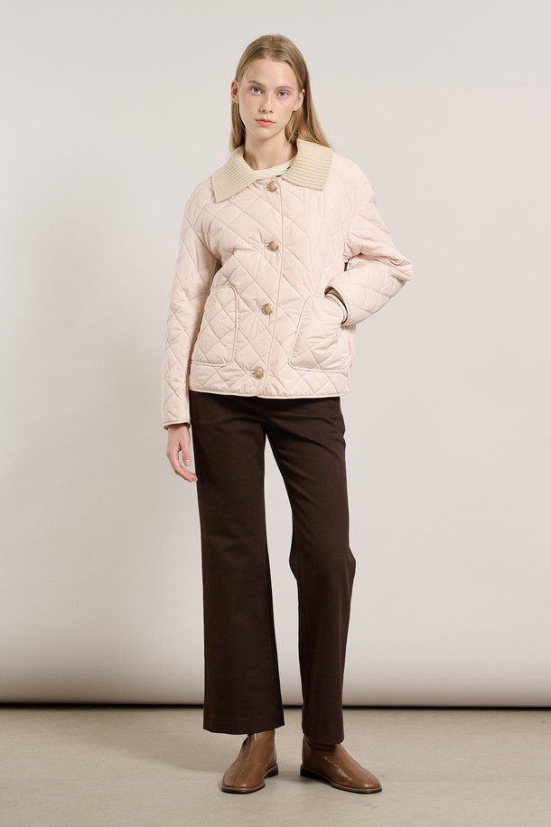 [25WT] 니트 카라 퀼팅 점퍼 - LIGHT BEIGE A5W9R10171는 여성스러운 분위기를 자아내는 라이트 베이지 컬러의 점퍼입니다. 봄, 가을 간절기에 어울리는 얇은 두께감과 부드러운 니트 소재로 제작되어 편안한 착용감을 선사합니다. 퀼팅 처리된 디자인과 카라 디테일이 돋보이며, 레귤러핏과 크롭 기장으로 캐주얼하면서도 스타일리시한 연출이 가능합니다. 데이트룩, 봄 소풍룩 등 다양한 TPO에 활용하기 좋으며, 미니멀, 클래식 스타일을 즐겨 입는 분들께 추천합니다. 집업 스타일로 간편하게 착용할 수 있습니다.
