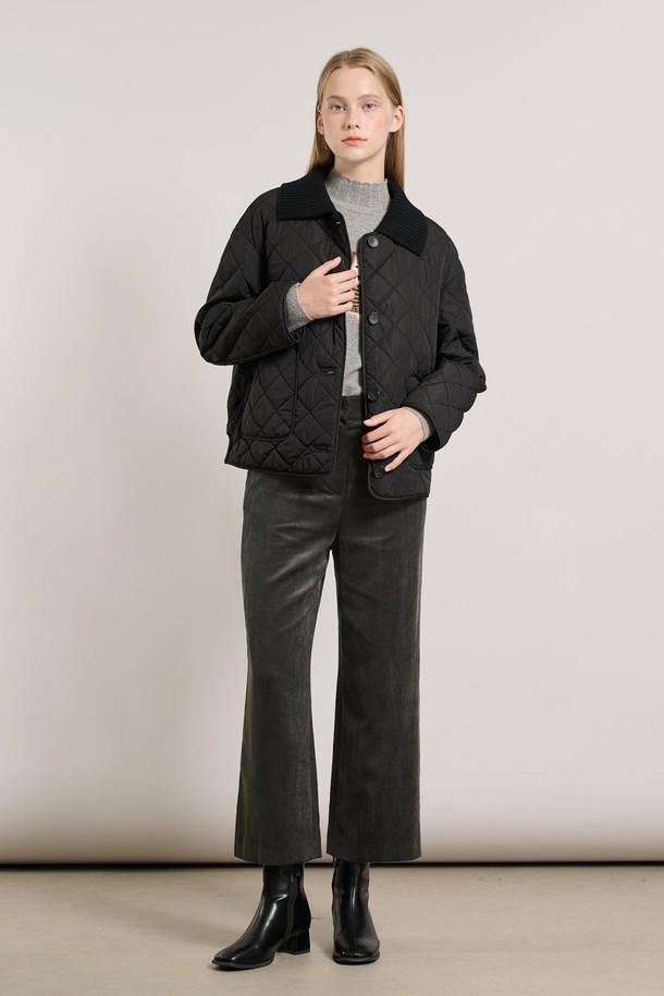 [25WT] 니트 카라 퀼팅 점퍼 - BLACK A5W9R10199는 여성용 아우터 점퍼입니다. 캐주얼하고 베이직한 스타일의 블랙 컬러 퀼팅 점퍼로, 가을과 겨울에 따뜻하게 착용할 수 있습니다. 촘촘한 니트 소재와 부드러운 촉감이 특징이며, 두꺼운 두께감으로 보온성을 높였습니다. 레귤러 핏에 긴 소매, 카라 디테일과 버튼 여밈 방식을 적용하여 클래식하면서도 미니멀한 무드를 연출합니다.
