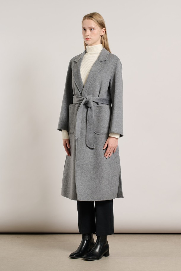 [25WT] 벨티드 핸드메이드 코트 - LIGHT M GRAY A5WAH88296는 여성용 코트로, 가을과 겨울에 착용하기 좋습니다. 라이트 그레이 컬러의 무지 디자인으로 미니멀하고 클래식한 스타일을 연출합니다. 울 소재로 제작되어 부드러운 촉감을 제공하며, 두꺼운 두께감으로 따뜻하게 착용할 수 있습니다. 미디엄 기장의 레귤러핏 코트로 벨트 여밈 방식과 긴 소매가 특징이며, 출근룩, 오피스룩, 모임룩 등 다양한 TPO에 활용 가능합니다. 클래식, 미니멀, 시크 스타일을 선호하는 분들께 추천합니다.
