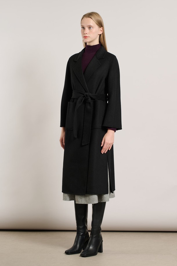 [25WT] 벨티드 핸드메이드 코트 - BLACK A5WAH88299는 미니멀하고 클래식한 스타일을 추구하는 여성 고객을 위한 롱 기장의 핸드메이드 코트입니다. 울 소재로 제작되어 두꺼운 두께감을 자랑하며, 가을과 겨울 시즌에 따뜻하게 착용할 수 있습니다. 블랙 컬러의 무지 디자인은 어떤 룩에도 쉽게 매치할 수 있으며, 벨트 디테일로 허리 라인을 강조하여 세련된 실루엣을 연출합니다. 오피스룩, 출근룩, 모임룩 등 다양한 TPO에 활용 가능하며, 시크하고 세련된 스타일을 완성해 줍니다. 긴 소매 기장과 루즈핏으로 편안함과 스타일을 동시에 만족시키는 아이템입니다.
