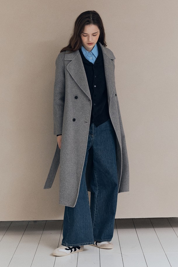 [25WT] 핸드메이드 더블 코트 - DARK GRAY A5WBH83117는 여성 고객을 위한 아우터입니다. 다크 그레이 컬러의 무지 디자인으로, 클래식하고 미니멀한 스타일을 연출합니다. 울 소재의 롱 기장 핸드메이드 더블 코트로, 가을과 겨울에 두꺼운 두께감으로 따뜻하게 착용할 수 있습니다. 테일러드 칼라와 긴 소매, 레귤러 핏으로 세련된 오피스룩, 출근룩, 모임룩을 완성해보세요.
