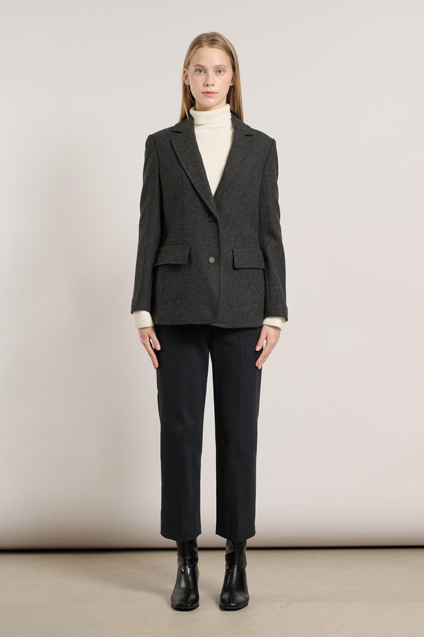 [25WT] 스티치 싱글 재킷은 차콜 그레이 색상의 여성용 싱글 재킷입니다. 울 소재에 두꺼운 두께감으로 봄, 가을 시즌에 착용하기 좋으며, 일상 및 오피스룩, 출근룩, 모임룩 등 다양한 TPO에 활용할 수 있습니다. 베이직하고 클래식한 스타일을 기반으로, 미니멀한 무드를 더해 세련된 룩을 연출합니다. 레귤러 핏에 긴 소매와 싱글 버튼 여밈, 그리고 스티치 디테일이 돋보이는 디자인입니다.
