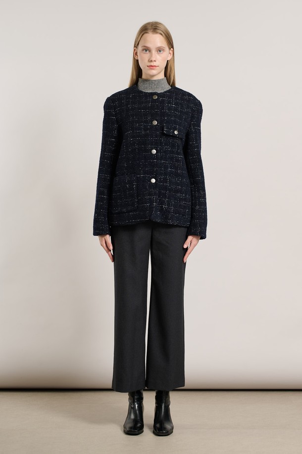 [25WT] 울 블렌디드 트위드 재킷 - NAVY A5WAJ12655는 가을, 겨울 시즌 여성 의류입니다. 클래식한 무드의 네이비 컬러 크롭 재킷으로, 뻣뻣한 촉감의 두꺼운 울 블렌디드 소재로 제작되었습니다. 버튼 여밈 방식이며, 긴 소매와 레귤러 핏 디자인이 특징입니다. 오피스룩, 출근룩, 모임룩 등 다양한 TPO에 활용 가능한 클래식, 미니멀, 시크 스타일의 자켓입니다. 트위드 패턴으로 세련된 분위기를 연출합니다.
