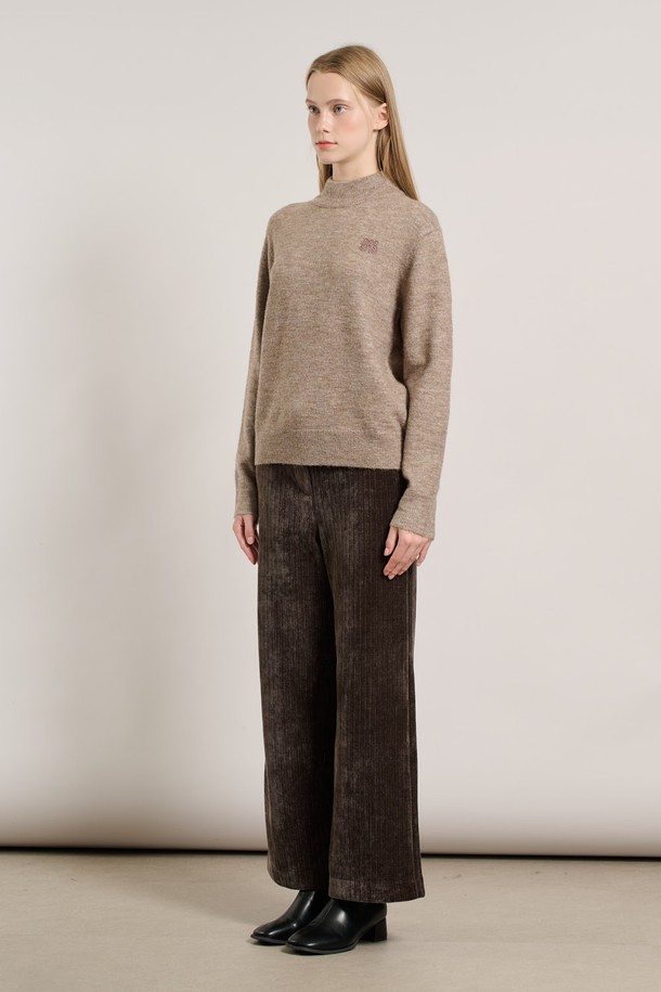 다크 베이지 색상의 [25WT] 알파카 로고 반넥 풀오버입니다. 부드러운 촉감의 알파카 소재로 제작되어 가을과 겨울에 따뜻하게 착용할 수 있습니다. 하프넥 디자인과 긴 소매 기장, 레귤러 핏으로 베이직하고 미니멀한 스타일을 연출합니다. 데일리룩은 물론, 출근룩과 모임룩에도 활용하기 좋으며, 클래식, 미니멀, 캐주얼 등 다양한 스타일을 소화합니다. 풀오버 스타일로 편안하게 착용 가능하며, 로고 패턴이 은은하게 포인트를 더합니다.
