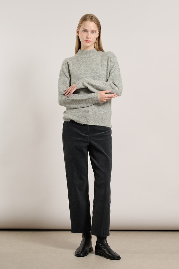 [25WT] 알파카 로고 반넥 풀오버는 부드러운 촉감의 알파카 소재로 제작되어 가을과 겨울에 따뜻하게 착용하기 좋은 여성용 니트/스웨터입니다. 레귤러 핏에 하프넥 디자인으로, 베이직하고 미니멀한 스타일을 연출합니다. 그레이 컬러에 로고 패턴이 포인트로 들어가 심플하면서도 세련된 느낌을 더합니다. 긴 소매 기장과 두꺼운 두께감으로 포근함을 선사하며, 풀오버 스타일로 편안하게 착용할 수 있습니다.
