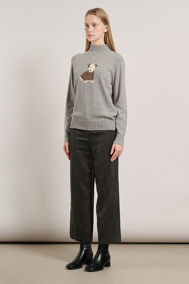 [25WT] 슈아 하프넥 풀오버 - MULTI M GRAY A5WAK41397는 부드러운 촉감의 울 소재로 제작된 여성용 하프넥 풀오버입니다. 캐주얼, 베이직 스타일로 일상에서 편안하게 착용하기 좋으며, 가을과 겨울에 따뜻함을 더해줍니다. 레귤러 핏에 긴 소매 기장으로 디자인되었으며, 두꺼운 두께감으로 포근함을 느낄 수 있습니다. 특히 곰 자수 디테일이 포인트로 더해져 귀여운 무드를 연출합니다. 그레이 컬러의 베이직한 디자인으로 다양한 스타일 연출에 활용하기 좋습니다.
