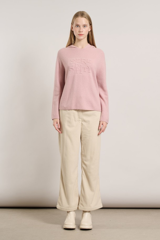 [25WT] 세렌디피티 후드 홀가 풀오버 - PINK A5WAK42222는 부드러운 니트 소재의 여성용 홀가먼트 후드 풀오버입니다. 핑크 컬러의 이 제품은 가을, 겨울 시즌에 어울리며, 캐주얼하고 베이직한 스타일을 연출합니다. 레귤러핏과 긴 소매 기장으로 편안함을 더했으며, 두꺼운 두께감으로 따뜻하게 착용할 수 있습니다. 집콕룩, 산책룩에 활용하기 좋으며, 미니멀한 스타일을 선호하는 분들께 추천합니다. 세렌디피티 시리즈로 출시되어, 높은 퀄리티와 디자인을 자랑합니다.
