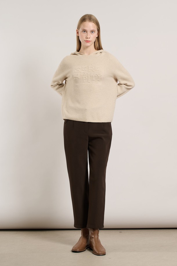 [25WT] 세렌디피티 후드 홀가 풀오버 - LIGHT BEIGE A5WAK42271는 여성용 상의 니트/스웨터입니다. 라이트 베이지 컬러의 레귤러핏 후드 풀오버 스타일로, 부드러운 니트 소재의 홀가먼트 디자인이 특징입니다. 가을, 겨울 시즌에 어울리는 두꺼운 두께감으로 따뜻하게 착용할 수 있으며, 베이직하고 캐주얼한 스타일을 연출합니다. 긴 소매 기장으로 편안함을 더하여 일상복으로 활용하기 좋습니다.
