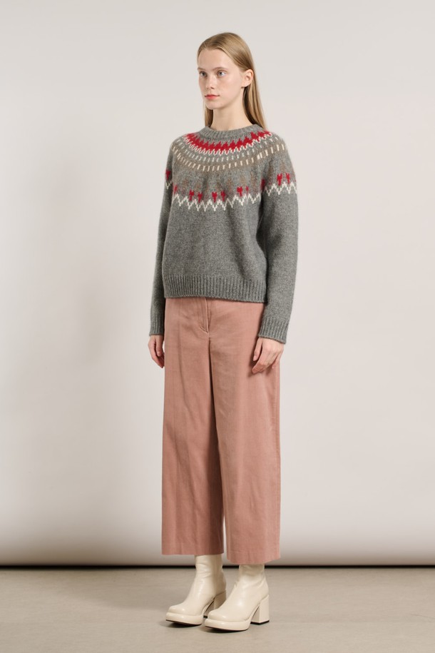 [25WT] 노르딕 클로크 라쿤 풀오버 - DARK GRAY A5WBK43117는 여성용 니트/스웨터입니다. 다크 그레이 컬러의 레귤러핏 라운드넥 풀오버로, 가을과 겨울에 따뜻하게 착용할 수 있습니다. 촘촘한 노르딕 패턴과 부드러운 울 소재, 라쿤 퍼 디테일이 특징이며, 캐주얼 스타일에 잘 어울립니다. 두께감이 있는 긴 소매 디자인으로 포근한 착용감을 선사합니다.
