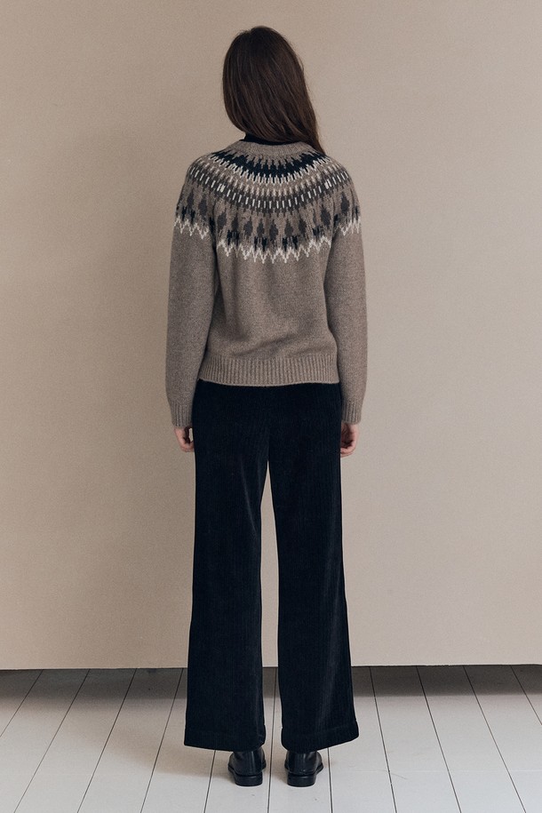 [25WT] 노르딕 클로크 라쿤 풀오버 - DARK BEIGE A5WBK43173는 부드러운 촉감의 울과 라쿤 소재로 제작되어 가을, 겨울 시즌에 따뜻하게 착용할 수 있는 여성용 니트/스웨터입니다. 다크 베이지 컬러에 노르딕 패턴이 더해져 캐주얼하면서도 베이직한 스타일을 연출합니다. 레귤러핏 터틀넥 디자인과 긴 소매 기장으로 보온성을 높였으며, 풀오버 스타일과 라쿤 퍼 디테일이 특징입니다. 두꺼운 두께감으로 포근함을 더하여 일상에서 편안하게 즐기기 좋습니다.
