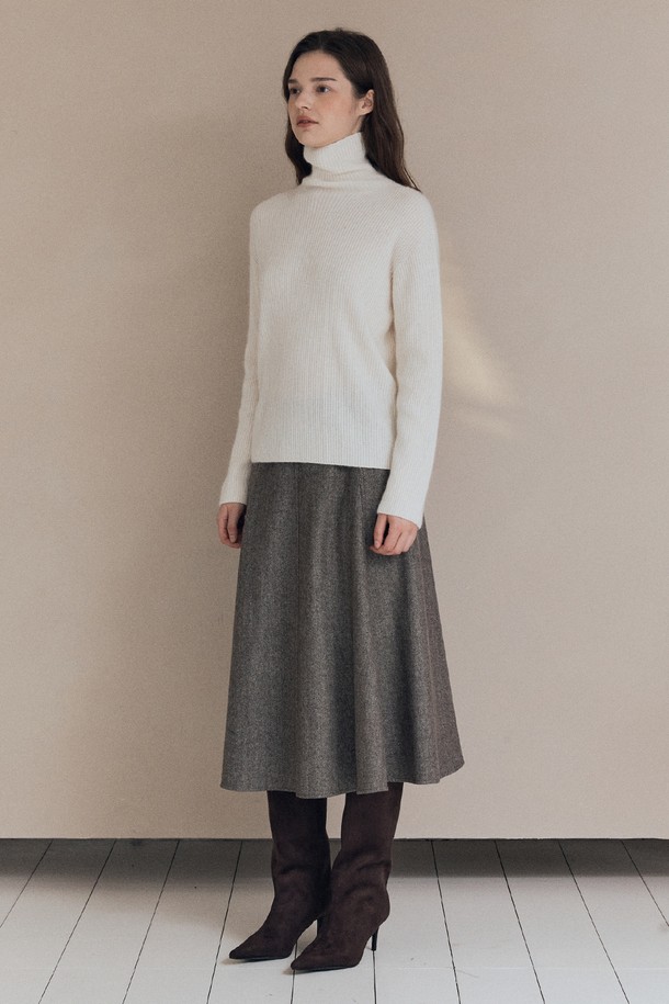 아이보리 컬러의 [25WT] 카멜 폴라 풀오버는 여성스러움을 강조하는 니트/스웨터입니다. 부드러운 울 소재로 제작되어 가을과 겨울, 두 계절 동안 따뜻하게 착용할 수 있습니다. 베이직하고 미니멀한 스타일로 어떤 룩에도 잘 어울리며, 레귤러 핏과 긴 소매, 터틀넥 디자인으로 편안한 착용감을 선사합니다. 특히 카멜 컬러 배색이 포인트로 들어가 세련된 분위기를 더합니다.
