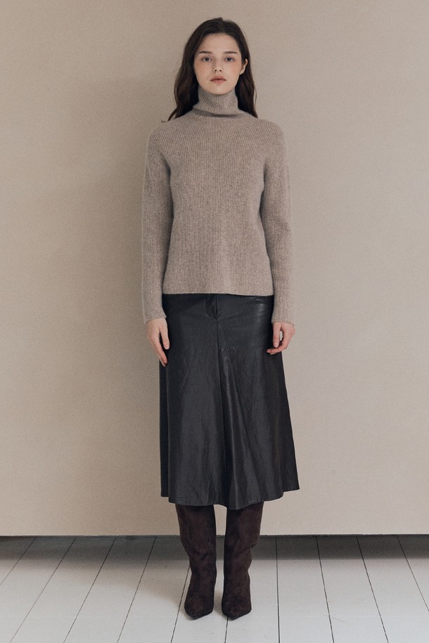 [25WT] 카멜 폴라 풀오버 - DARK BEIGE A5WBK43273는 부드러운 울 소재로 제작되어 가을과 겨울에 따뜻하게 착용할 수 있는 여성용 터틀넥 풀오버입니다. 다크 베이지 컬러의 무지 디자인으로 베이직하고 미니멀한 스타일을 연출하며, 레귤러핏과 긴소매 기장으로 편안함을 더합니다. 출근룩과 모임룩에 모두 잘 어울리며, 클래식, 미니멀, 캐주얼 등 다양한 스타일을 소화할 수 있습니다. 두께감 있는 소재로 포근함을 선사하며, 폴라넥 디자인이 특징입니다.
